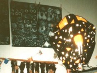 1999 - letní výstava - gobelín s keramikou 