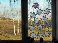 Prosinec 2015 - vánoční hvězda na okno, řetízky z plastových korálků, chaloupky na vánoční tajemství z krabic od džusu.